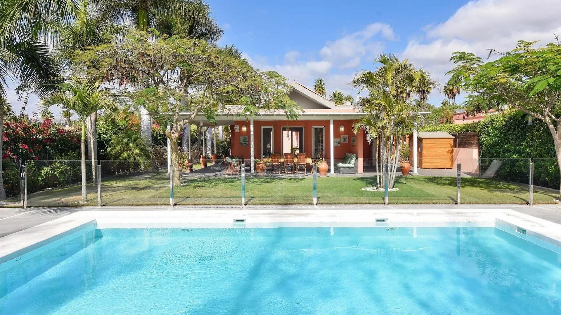 Villa Maspalomas Lux Luxury Retreat In Gran Canaria Private Heated Pool Wonderdul Terrace Area With Dining Area And Bbq Minutes From Popular,  Las Palmas de Gran Canaria