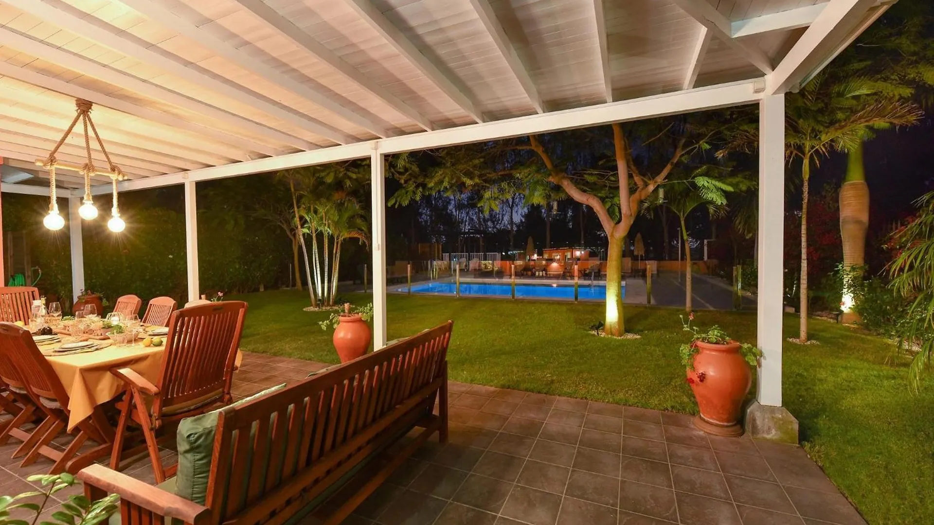 Villa Maspalomas Lux Luxury Retreat In Gran Canaria Private Heated Pool Wonderdul Terrace Area With Dining Area And Bbq Minutes From Popular, Las Palmas de Gran Canaria